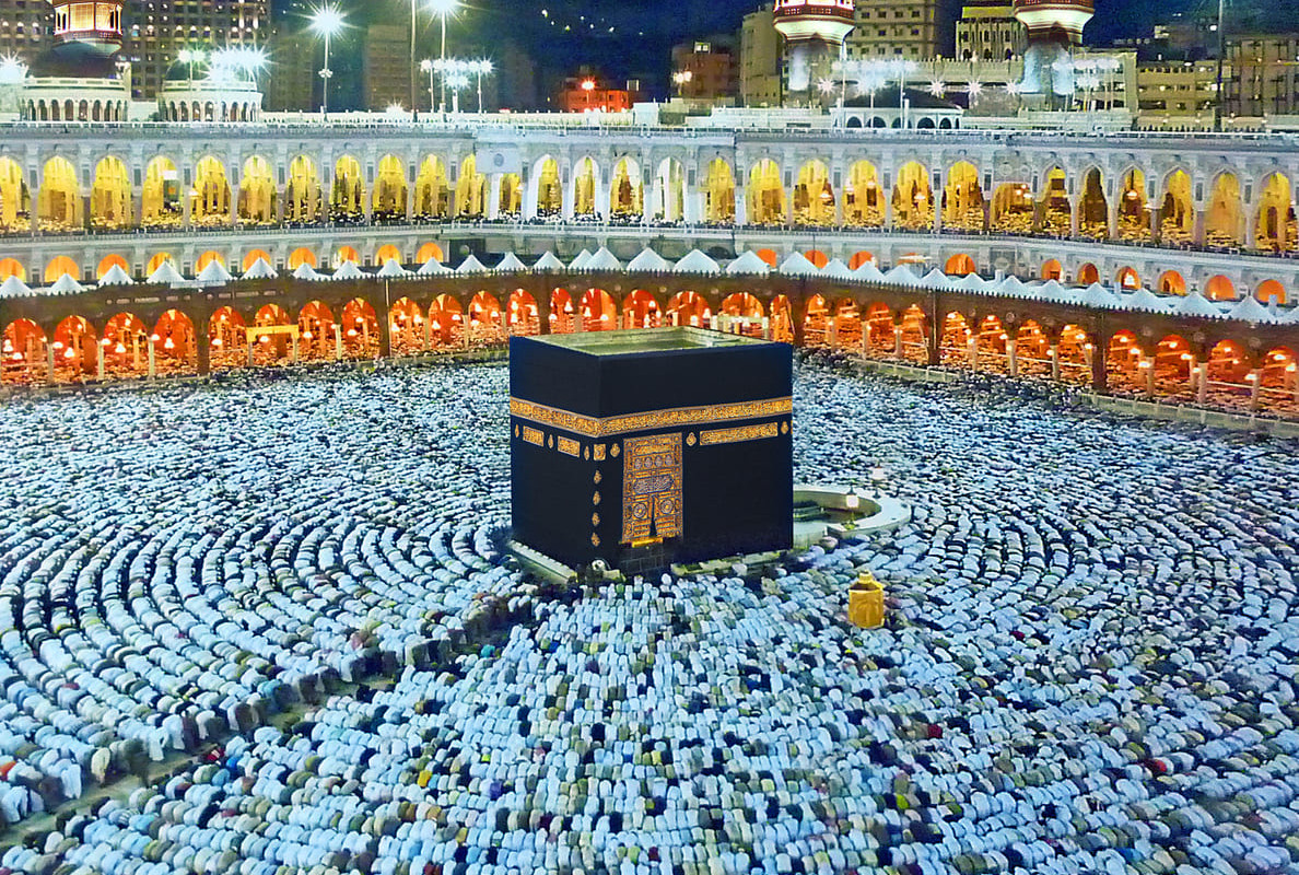 Thousands of pilgrims circling the Kaaba in Makkah, capturing the powerful spiritual atmosphere of the Hajj season.